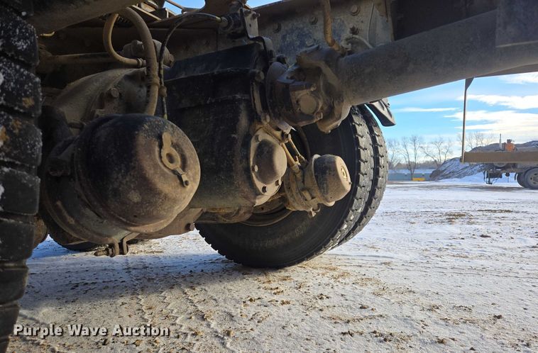 image for item EB1225 2002 International 5500i semi truck