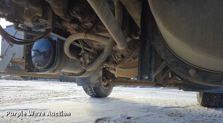 image for item EB1225 2002 International 5500i semi truck