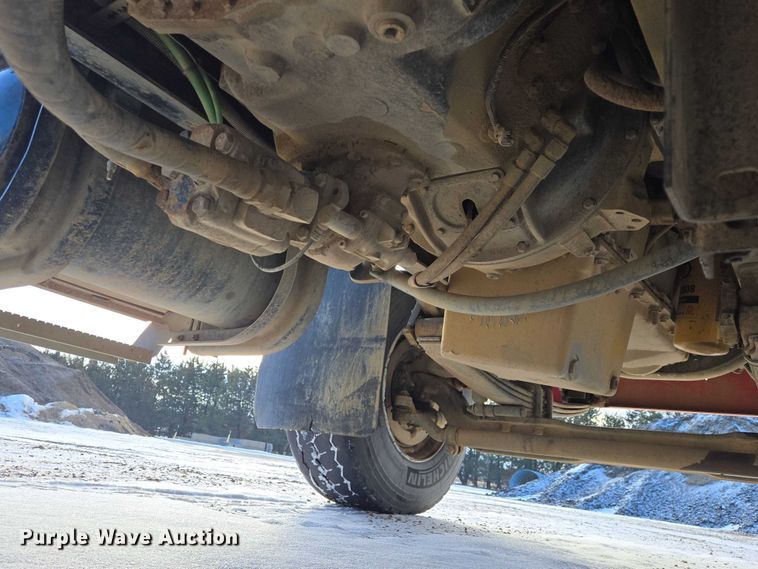 image for item EB1225 2002 International 5500i semi truck