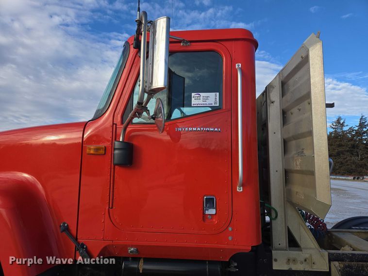 image for item EB1225 2002 International 5500i semi truck