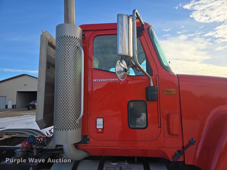 image for item EB1225 2002 International 5500i semi truck