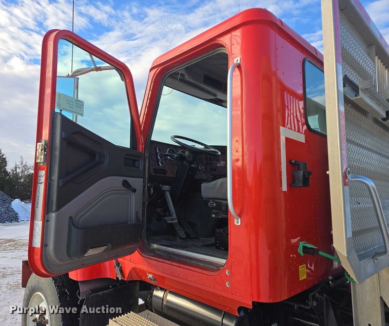 image for item EB1225 2002 International 5500i semi truck