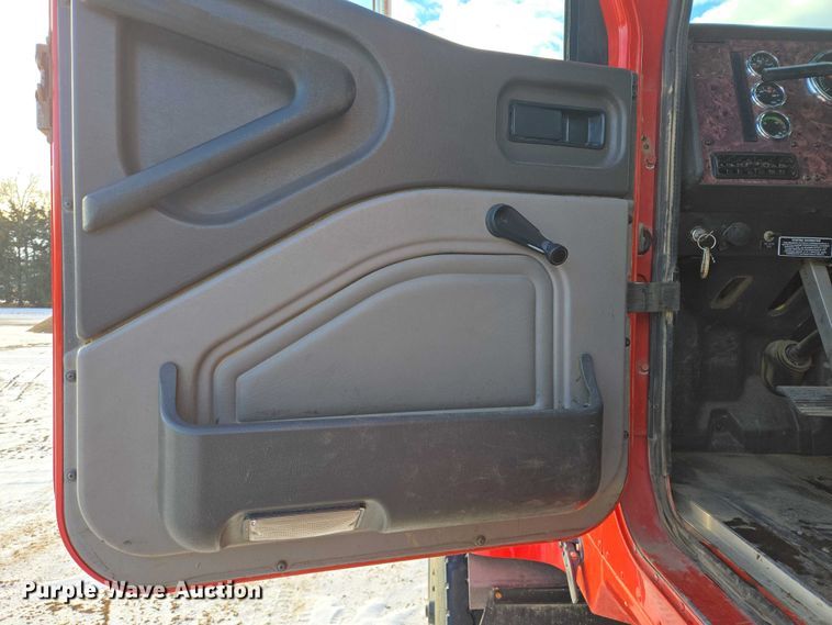 image for item EB1225 2002 International 5500i semi truck