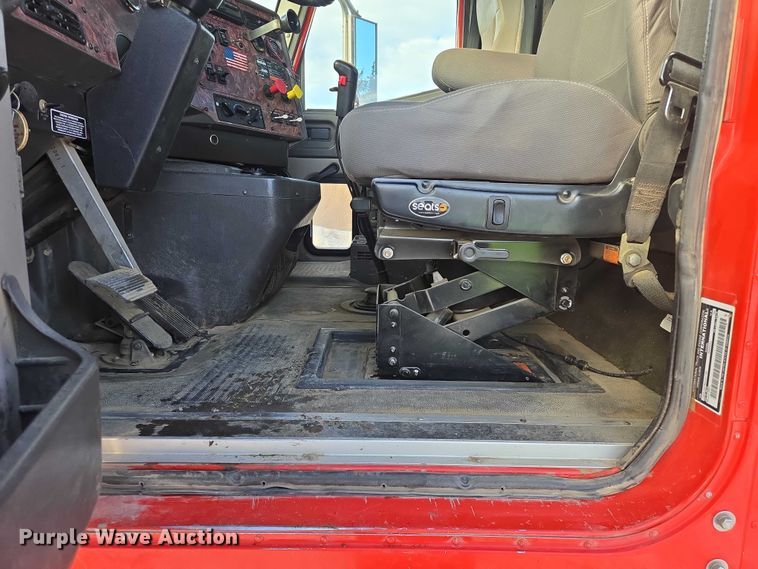 image for item EB1225 2002 International 5500i semi truck