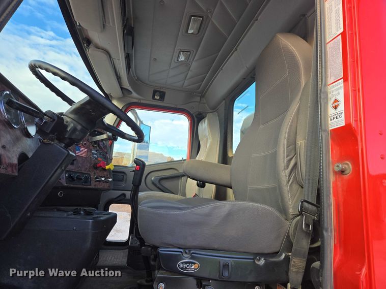 image for item EB1225 2002 International 5500i semi truck