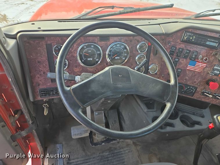 image for item EB1225 2002 International 5500i semi truck