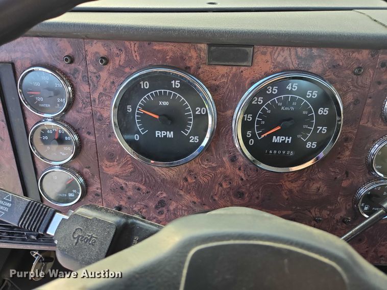 image for item EB1225 2002 International 5500i semi truck