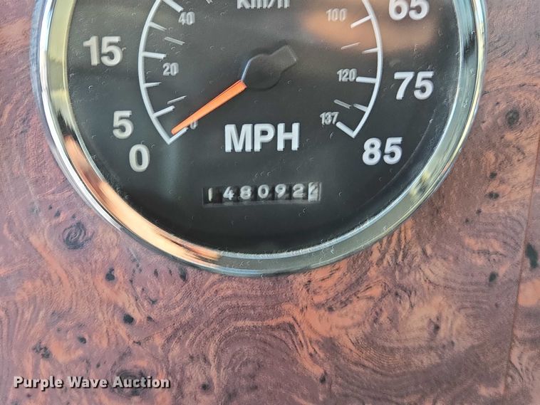 image for item EB1225 2002 International 5500i semi truck