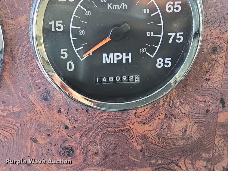 image for item EB1225 2002 International 5500i semi truck