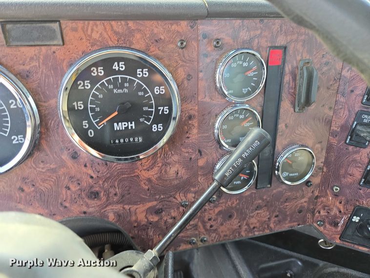 image for item EB1225 2002 International 5500i semi truck