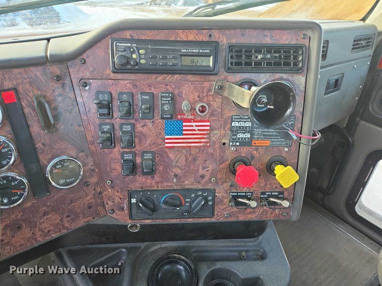 image for item EB1225 2002 International 5500i semi truck