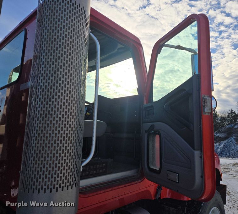 image for item EB1225 2002 International 5500i semi truck