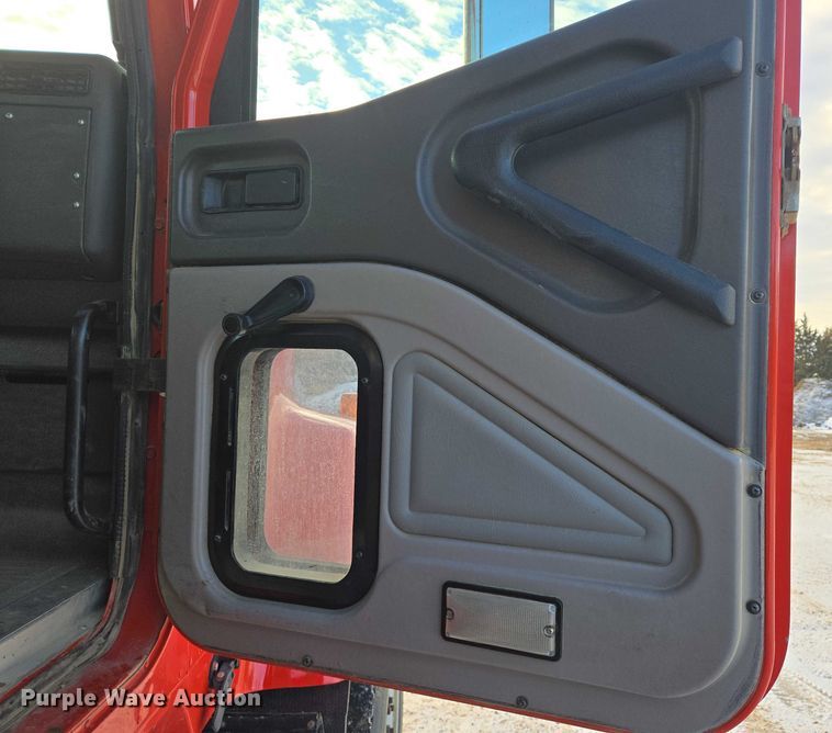 image for item EB1225 2002 International 5500i semi truck