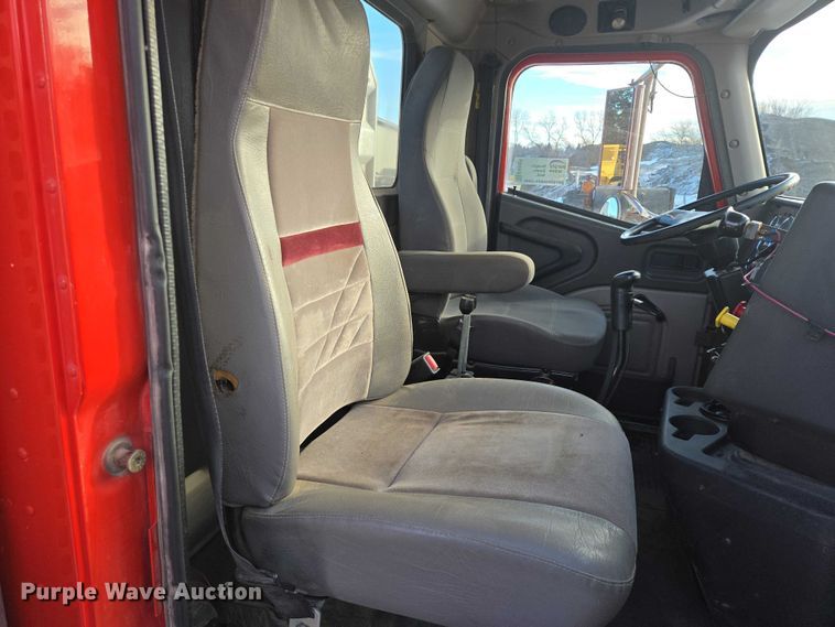 image for item EB1225 2002 International 5500i semi truck