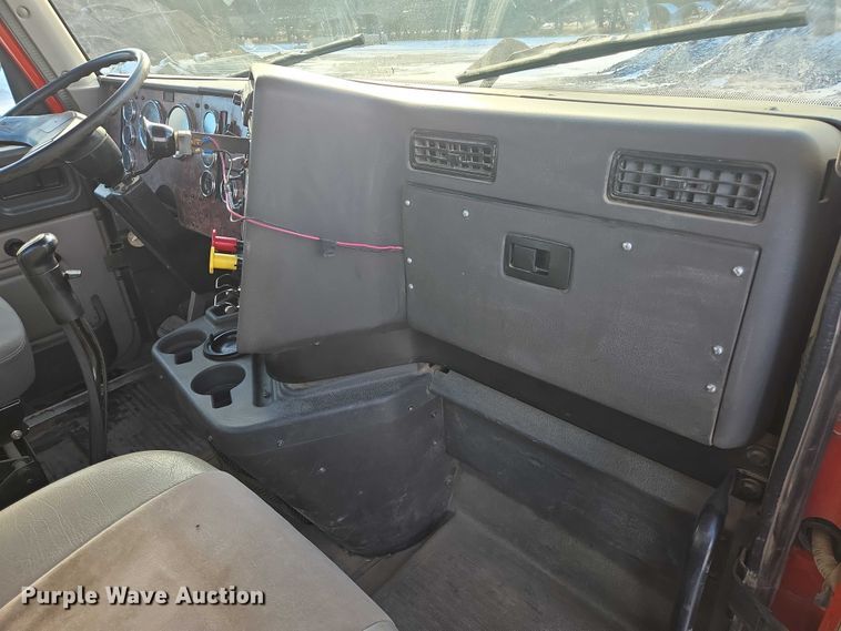 image for item EB1225 2002 International 5500i semi truck