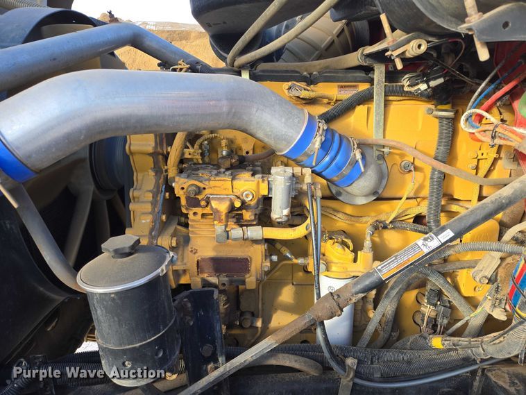 image for item EB1225 2002 International 5500i semi truck