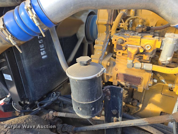 image for item EB1225 2002 International 5500i semi truck