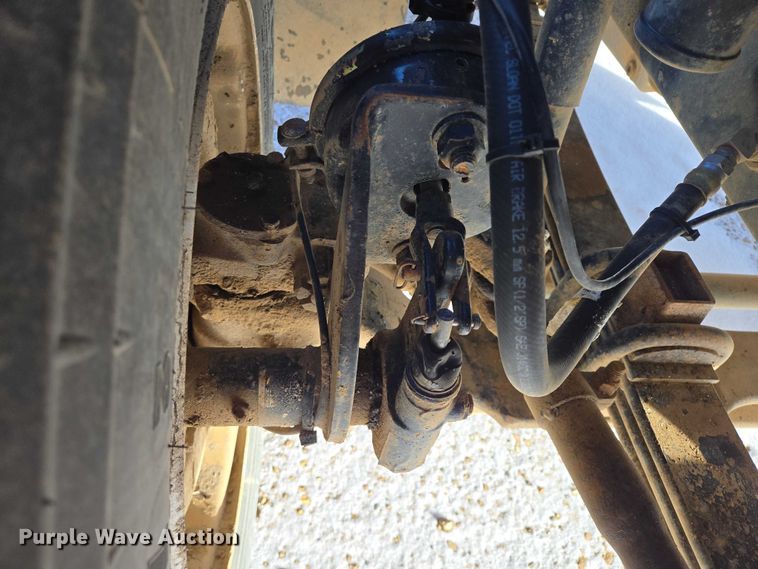 image for item EB1225 2002 International 5500i semi truck