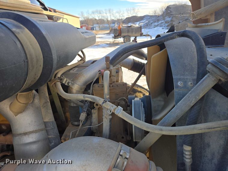 image for item EB1225 2002 International 5500i semi truck