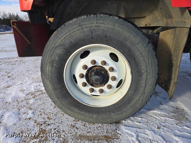 image for item EB1225 2002 International 5500i semi truck