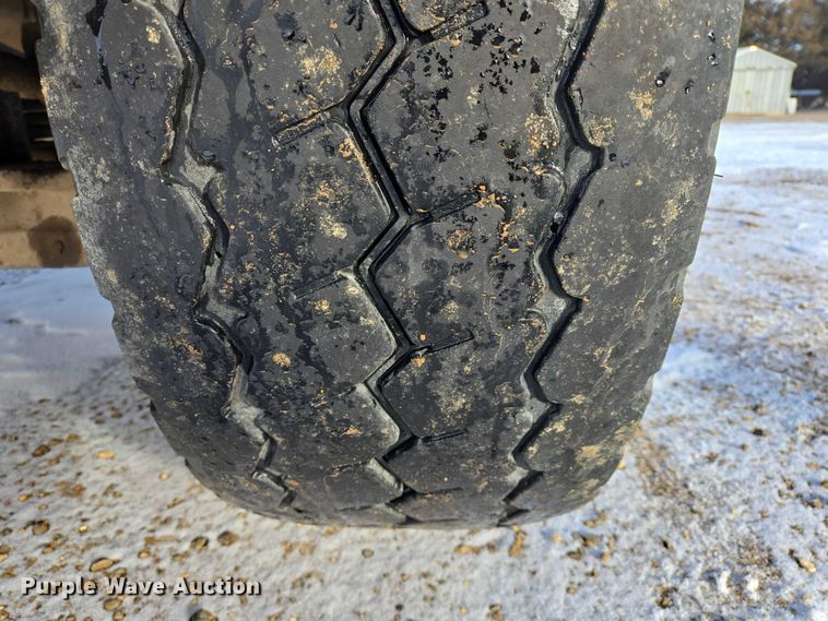 image for item EB1225 2002 International 5500i semi truck