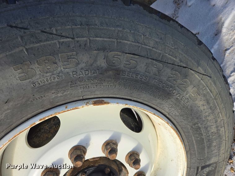 image for item EB1225 2002 International 5500i semi truck