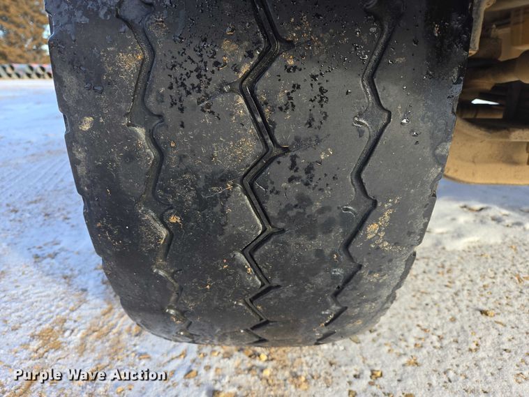 image for item EB1225 2002 International 5500i semi truck