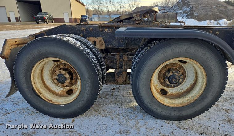 image for item EB1225 2002 International 5500i semi truck