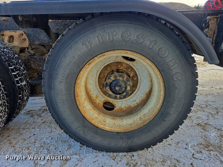 image for item EB1225 2002 International 5500i semi truck