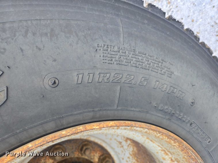 image for item EB1225 2002 International 5500i semi truck