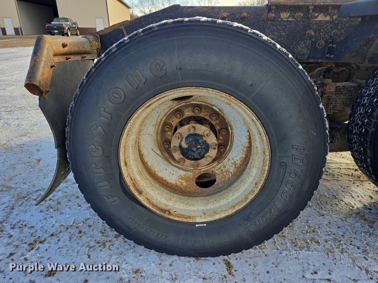 image for item EB1225 2002 International 5500i semi truck