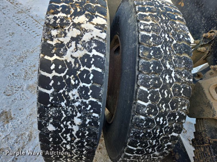 image for item EB1225 2002 International 5500i semi truck