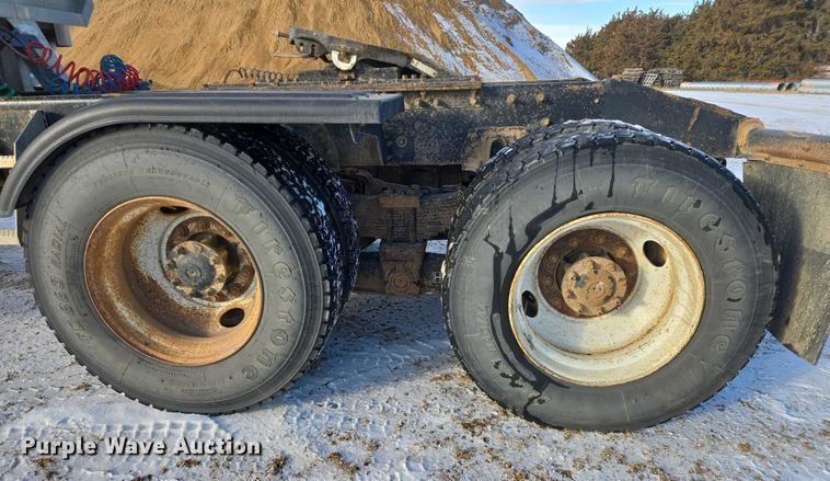 image for item EB1225 2002 International 5500i semi truck