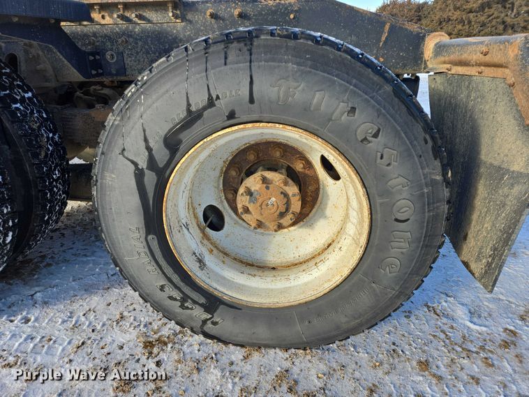 image for item EB1225 2002 International 5500i semi truck