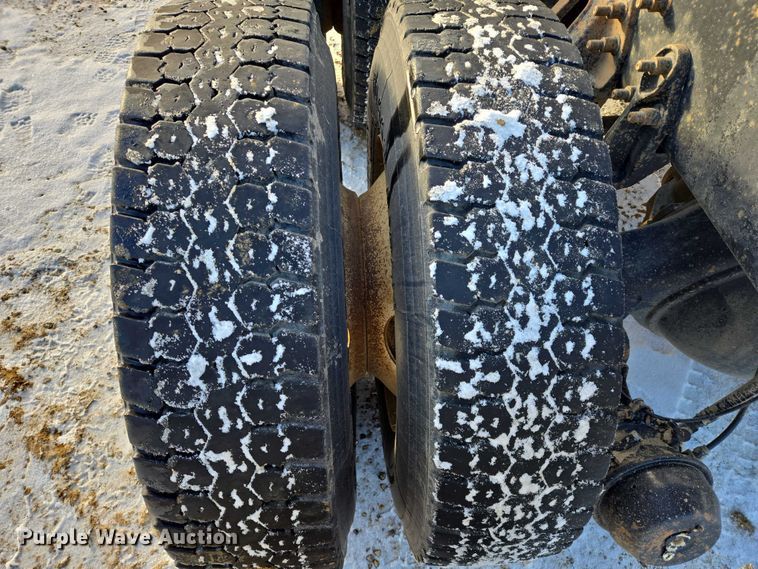 image for item EB1225 2002 International 5500i semi truck