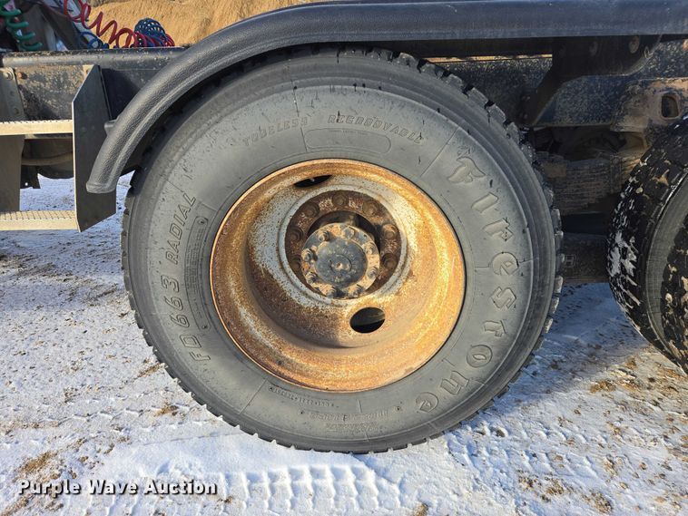 image for item EB1225 2002 International 5500i semi truck