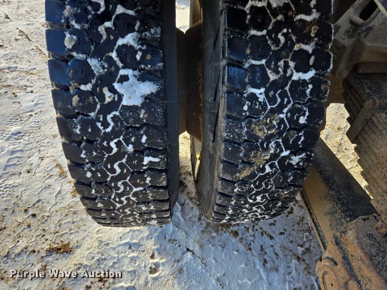 image for item EB1225 2002 International 5500i semi truck