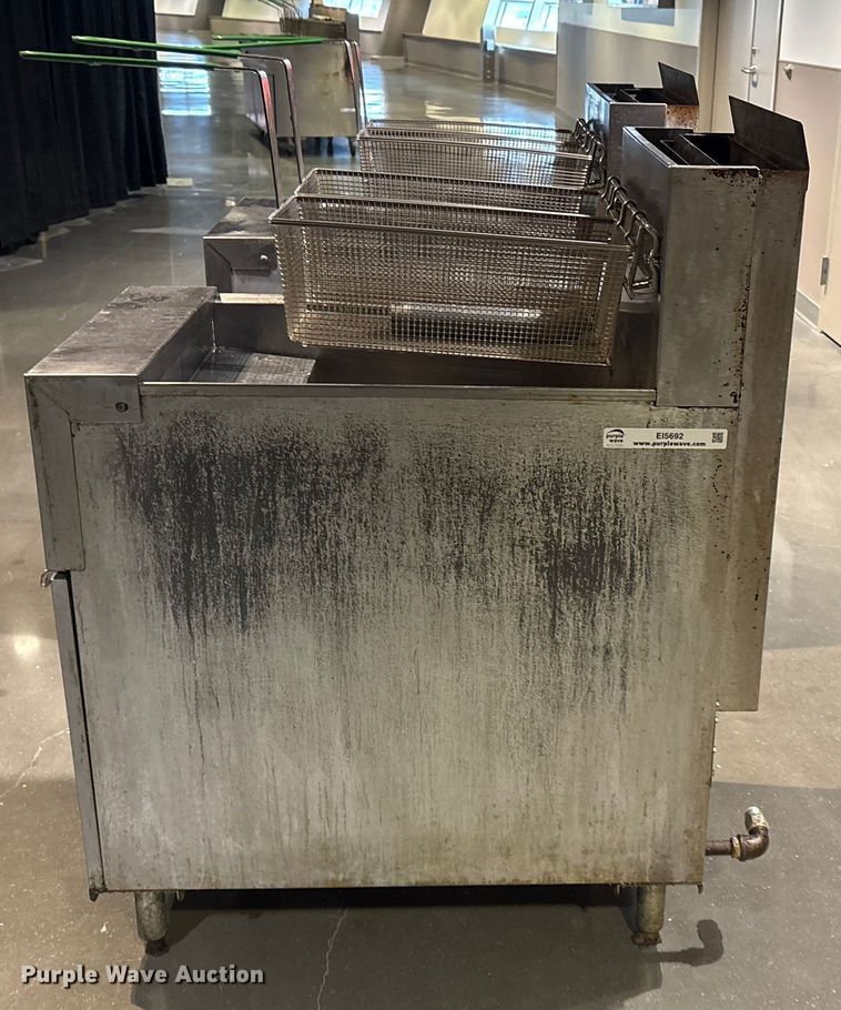 image for item EI5692 (2) Dean SR162GN fryers