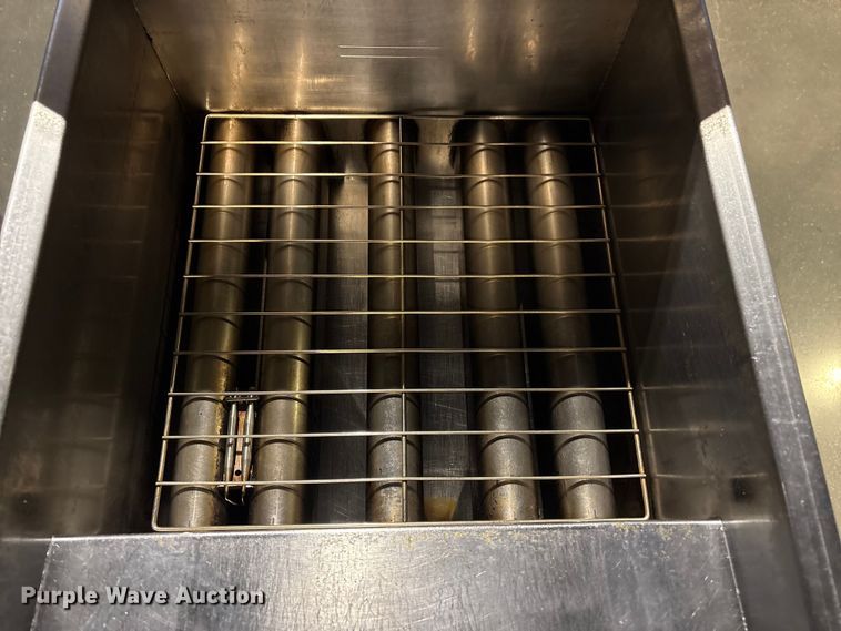 image for item EI5692 (2) Dean SR162GN fryers