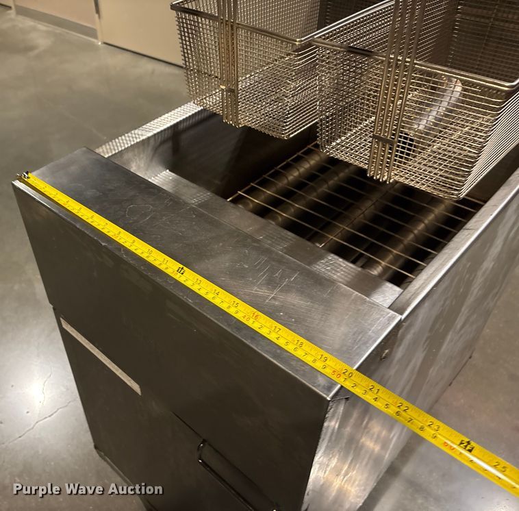 image for item EI5692 (2) Dean SR162GN fryers