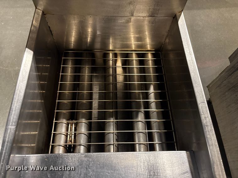 image for item EI5692 (2) Dean SR162GN fryers