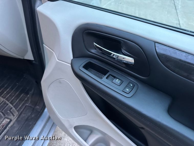 image for item EN0873 2018 Dodge Grand Caravan van