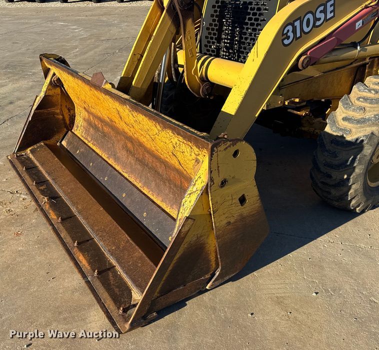 image for item EN0884 1999 John Deere 310SE backhoe