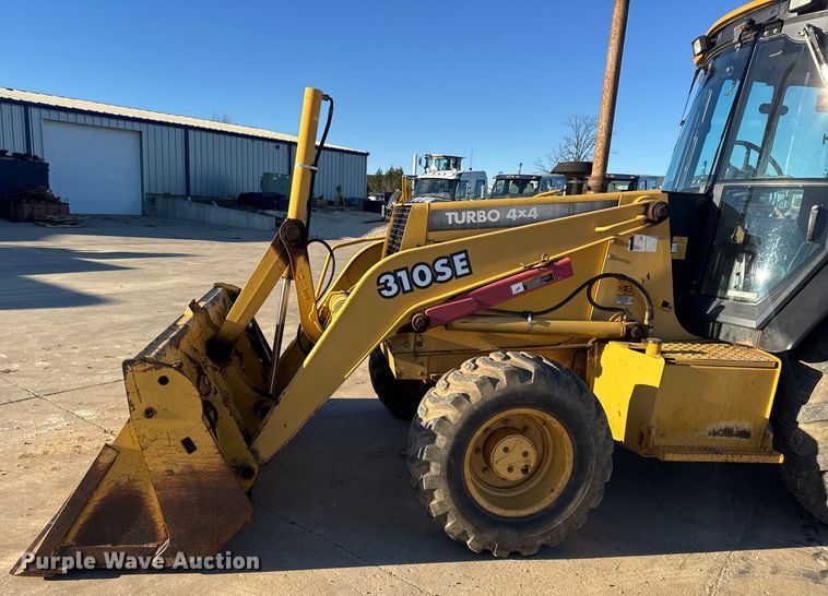 image for item EN0884 1999 John Deere 310SE backhoe