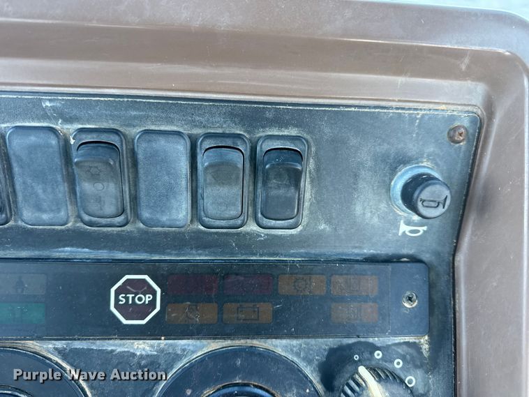 image for item EN0884 1999 John Deere 310SE backhoe