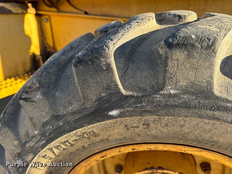 image for item EN0884 1999 John Deere 310SE backhoe