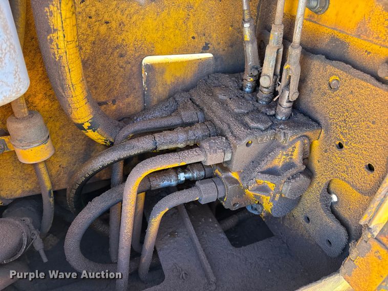 image for item EN0885 1989 John Deere 550G dozer