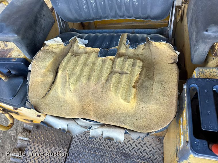 image for item EN0885 1989 John Deere 550G dozer