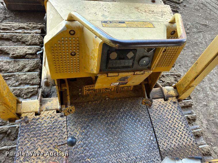 image for item EN0885 1989 John Deere 550G dozer