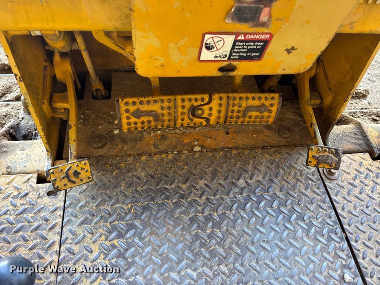 image for item EN0885 1989 John Deere 550G dozer